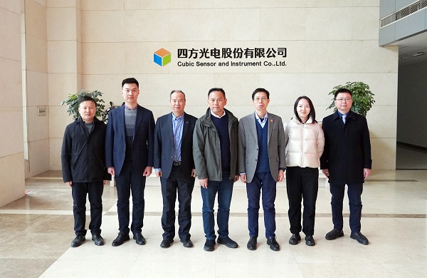 中國(guó)汽車(chē)技術(shù)研究中心資深首席專(zhuān)家方茂東、李孟良一行蒞臨四方光電參觀交流